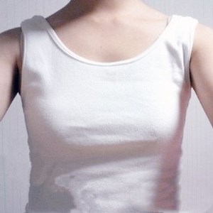 從男人婆變成超有女人味,只需要一個(gè)隆胸