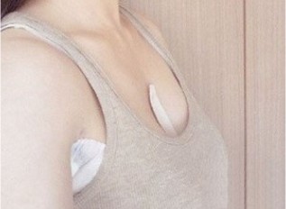 從男人婆變成超有女人味,只需要一個(gè)隆胸